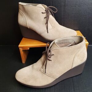 Crocs Leigh Boots Womens Size 10.5 Lace Up Wedge Heels Tan Suede Ankle Booties